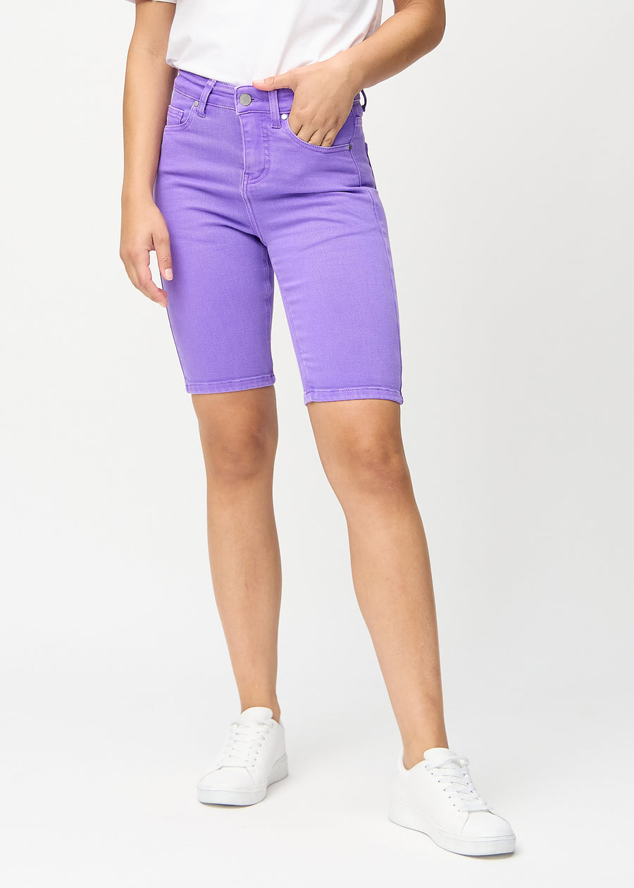 Lilla skinny middle shorts, modellnavn Lavenders, som sitter tett på låret og slutter rett over kneet, sett forfra.