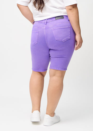 Lilla skinny middle shorts sett bakfra på en plus-size-modell, så man kan se hele produktet.