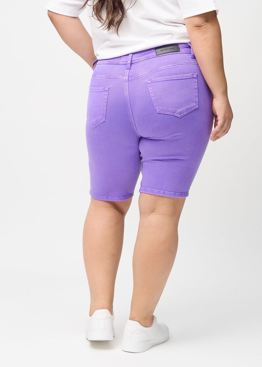 Lilla skinny middle shorts sett bakfra på en plus-size-modell, så man kan se hele produktet.