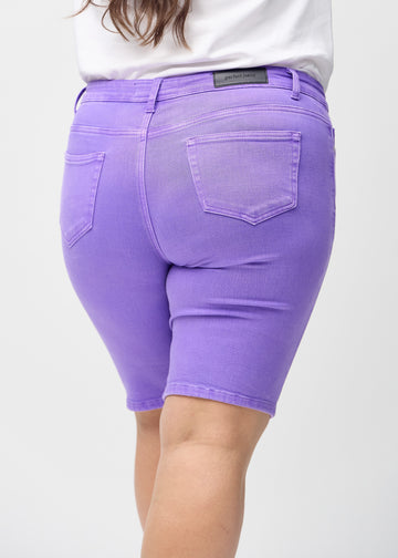 Lilla skinny middle shorts sett bakfra på nært hold på en plus-size-modell for å vise detaljer.