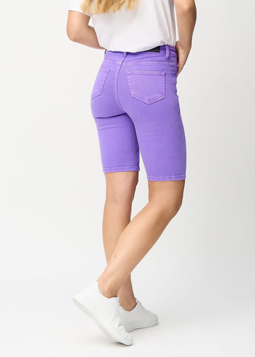Lilla skinny middle shorts sett bakfra, så man kan se hele produktet.