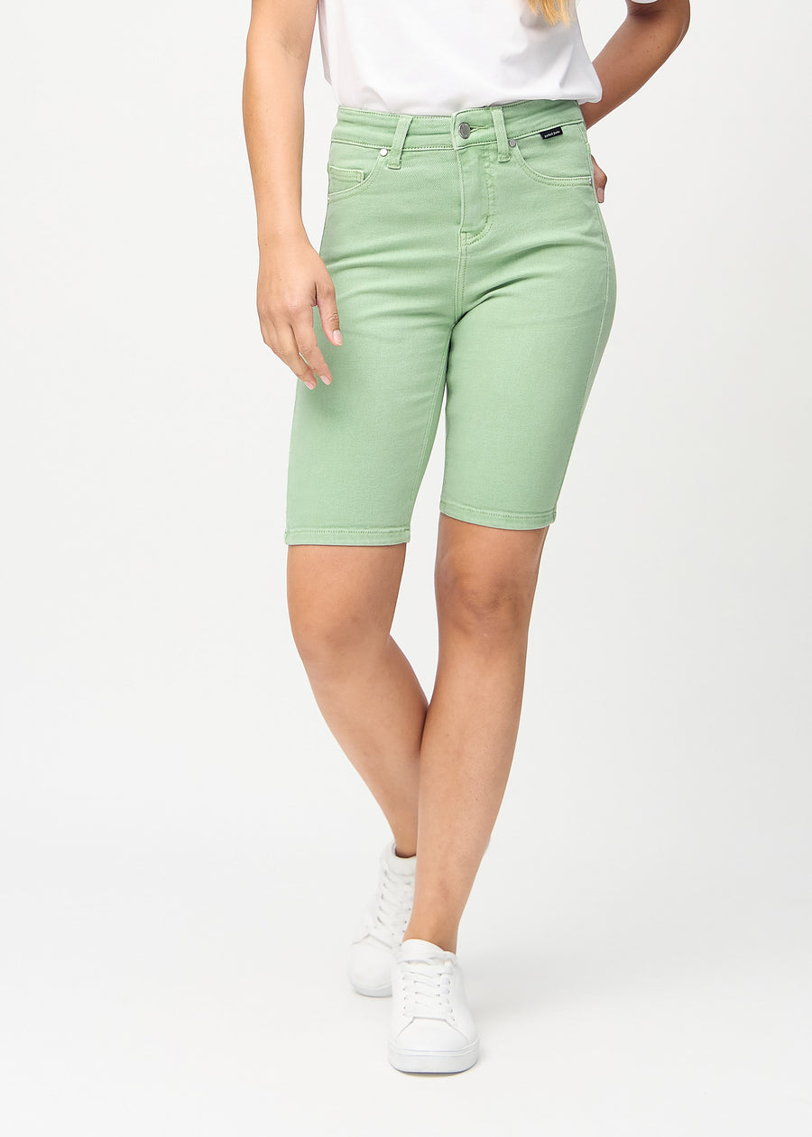 Lysegrønne skinny middle shorts, modellnavn Mints, som sitter tett på låret og slutter rett over kneet, sett forfra.