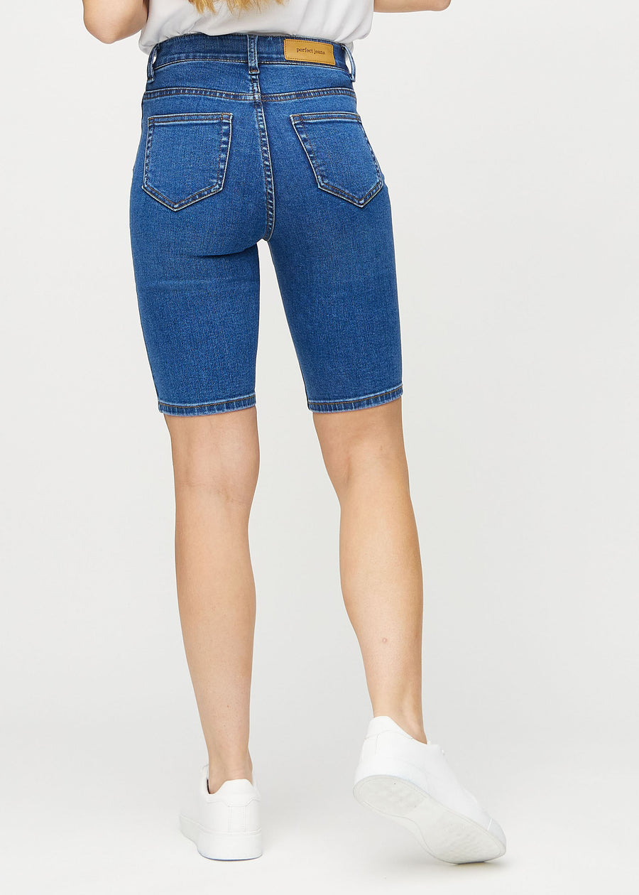 Mørk denim skinny middle shorts sett bakfra, så man kan se hele produktet.