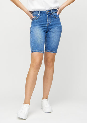 Denim skinny middle shorts, modellnavn Rivers, som sitter tett på låret og slutter rett over kneet, sett forfra.