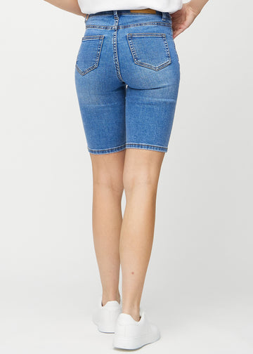 Denim skinny middle shorts sett bakfra, slik at man kan se hele produktet.