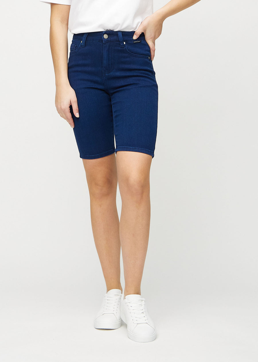 Mørkeblå skinny middle shorts, modellnavn Royals, som sitter tett på låret og slutter rett over kneet, sett forfra.