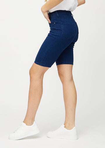 Mørkeblå skinny middle shorts sett fra siden på modell.