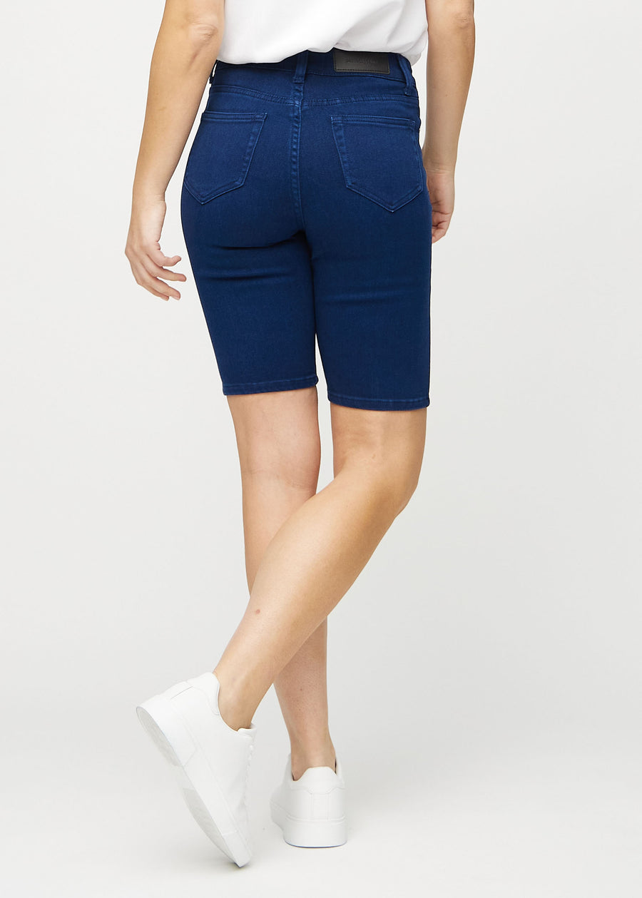 Mørkeblå skinny middle shorts sett bakfra, så man kan se hele produktet.