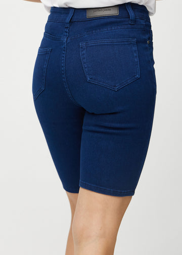Mørkeblå skinny middle shorts sett bakfra på nært hold for å vise detaljer.