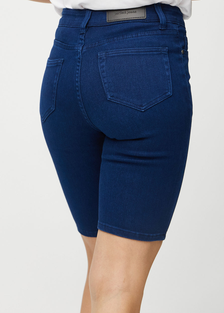 Mørkeblå skinny middle shorts sett bakfra på nært hold for å vise detaljer.