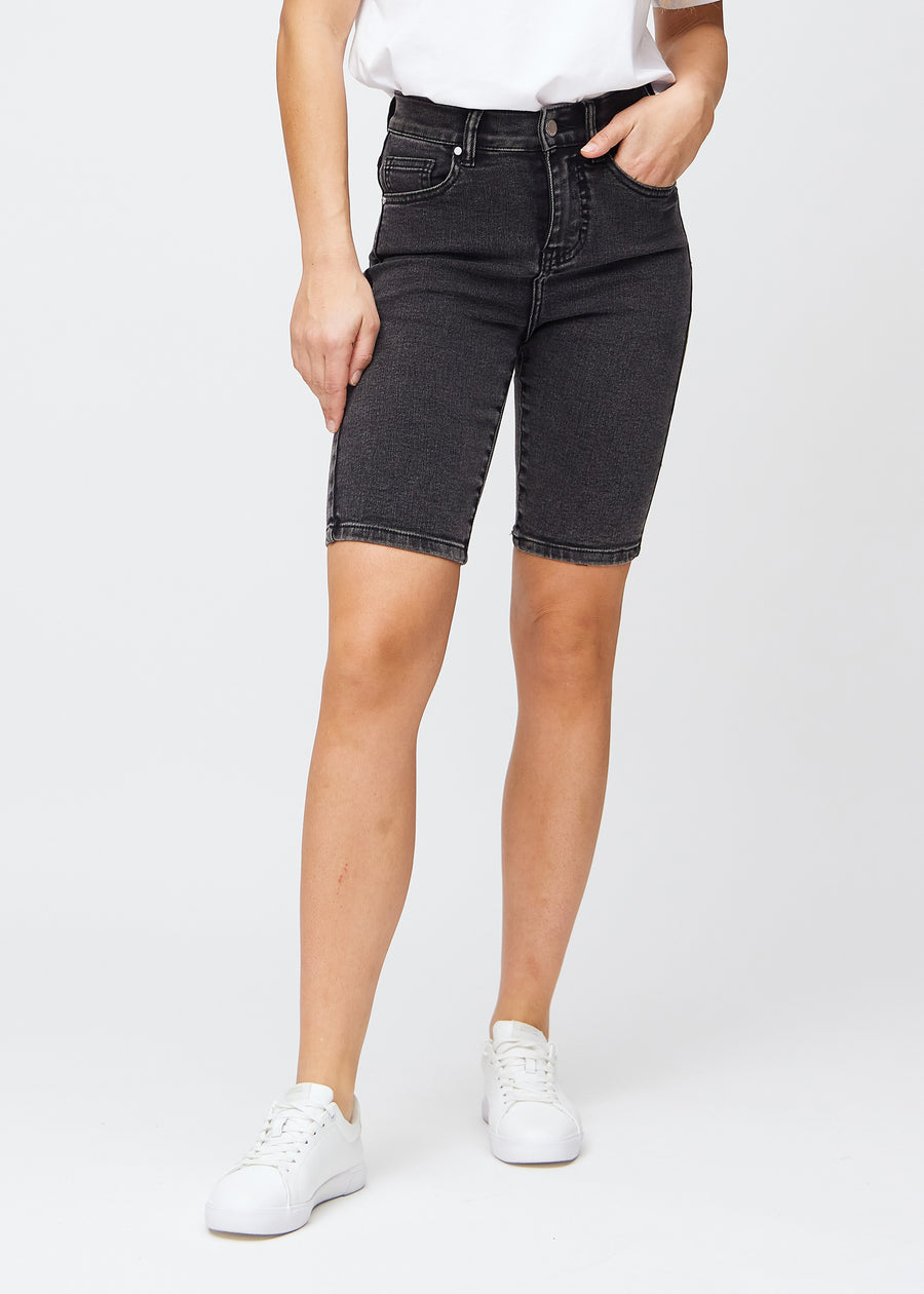 Mørkegrå denim skinny middle shorts, modellnavn Shadows, som sitter tett til låret og slutter rett over kneet, sett forfra.