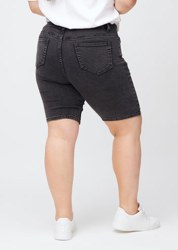 Kvinne i mørkegrå denim shorts sett bakfra