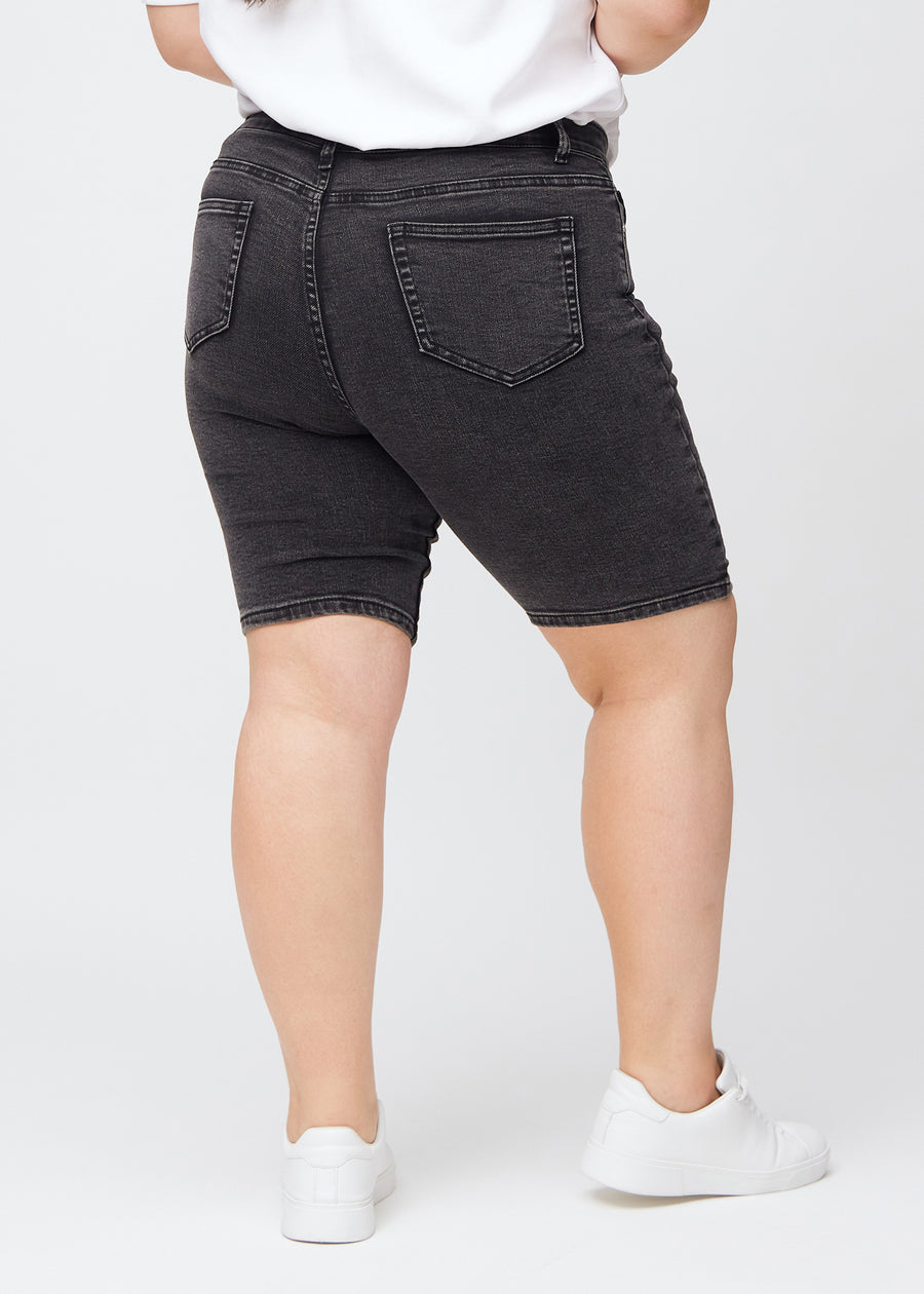 Kvinne i mørkegrå denim shorts sett bakfra