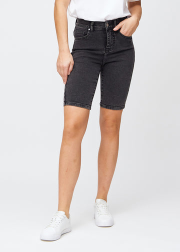 Mørkegrå denim skinny middle shorts, modellnavn Shadows, som sitter tett til låret og slutter rett over kneet, sett forfra.