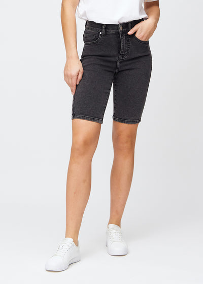 Mørkegrå denim skinny middle shorts, modellnavn Shadows, som sitter tett til låret og slutter rett over kneet, sett forfra.