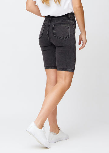 Mørkegrå denim skinny middle shorts sett bakfra, så man kan se hele produktet.