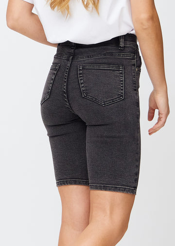 Mørkegrå denim skinny middle shorts sett bakfra tett på for å vise detaljer.