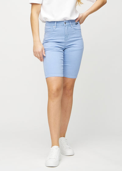 Lyseblå skinny middle shorts, modellnavn Skies, som sitter tett på låret og slutter rett over kneet, sett forfra.