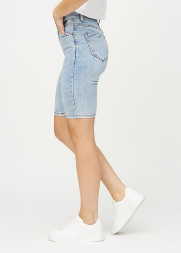 Lys denim skinny middle shorts sett fra siden på modell.