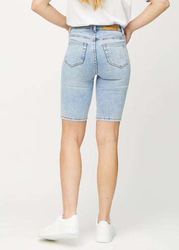 Lys denim skinny middle shorts sett bakfra, slik at man kan se hele produktet.