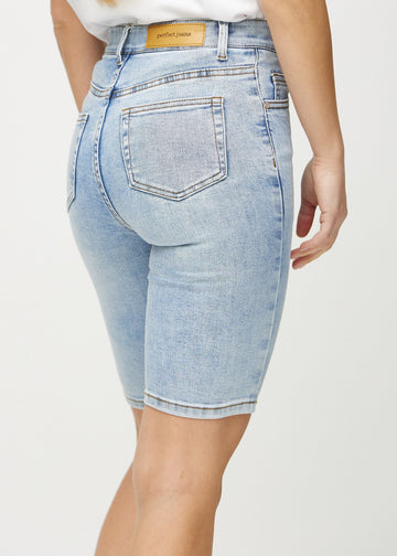 Lys denim skinny middle shorts sett bakfra på nært hold for å vise detaljer.