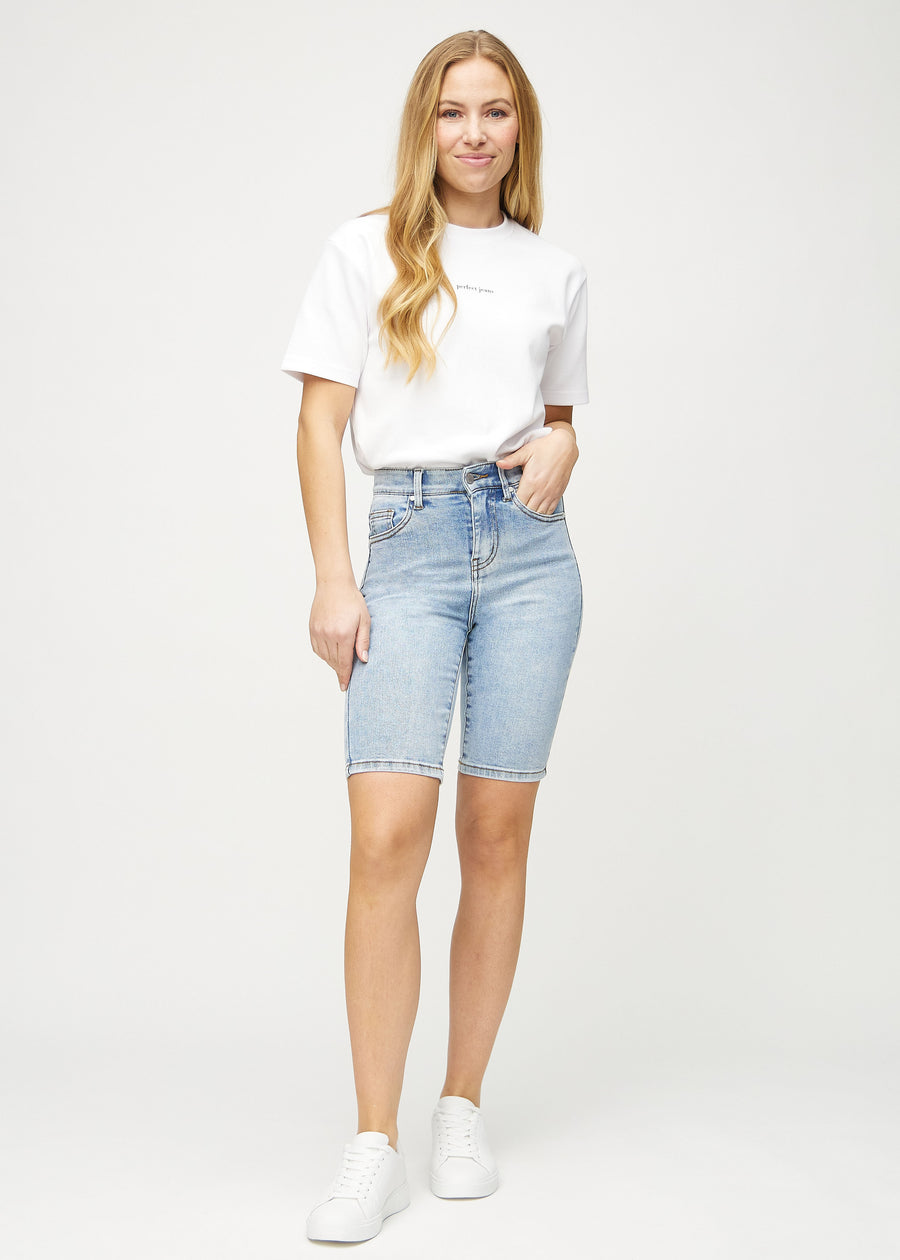 Fullt bilde av modell i lys denim skinny middle shorts.