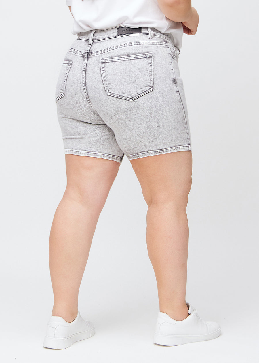 kvinne i lysgrå denim shorts

