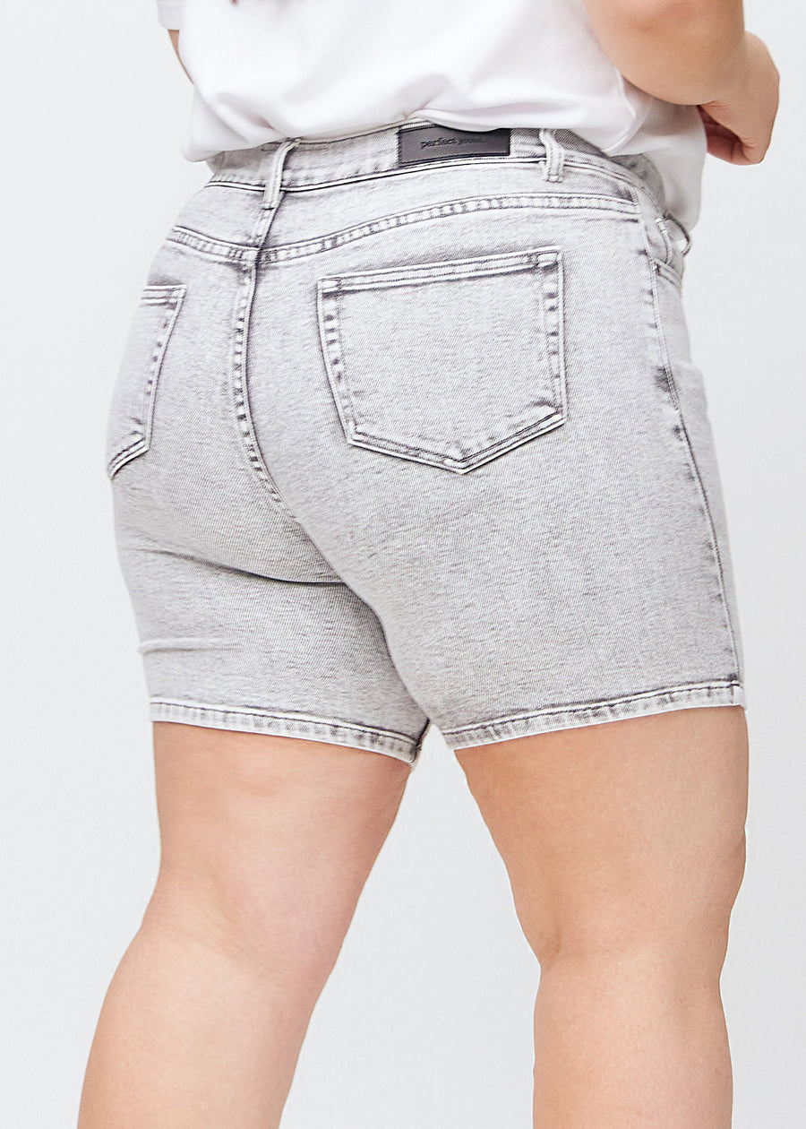 kvinne i lysgrå denim shorts