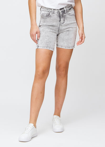 Lysgrå denim skinny short shorts, modellnavn Ashes, som sitter tett, og slutter midt på låret, sett forfra.