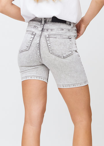 Lysgrå denim skinny short shorts sett bakfra på nært hold for å vise detaljer.