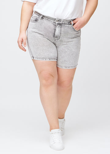 Lysgrå denim skinny short shorts, modellnavn Ashes, som sitter tett, og slutter midt på låret på en plus-size modell, sett forfra.