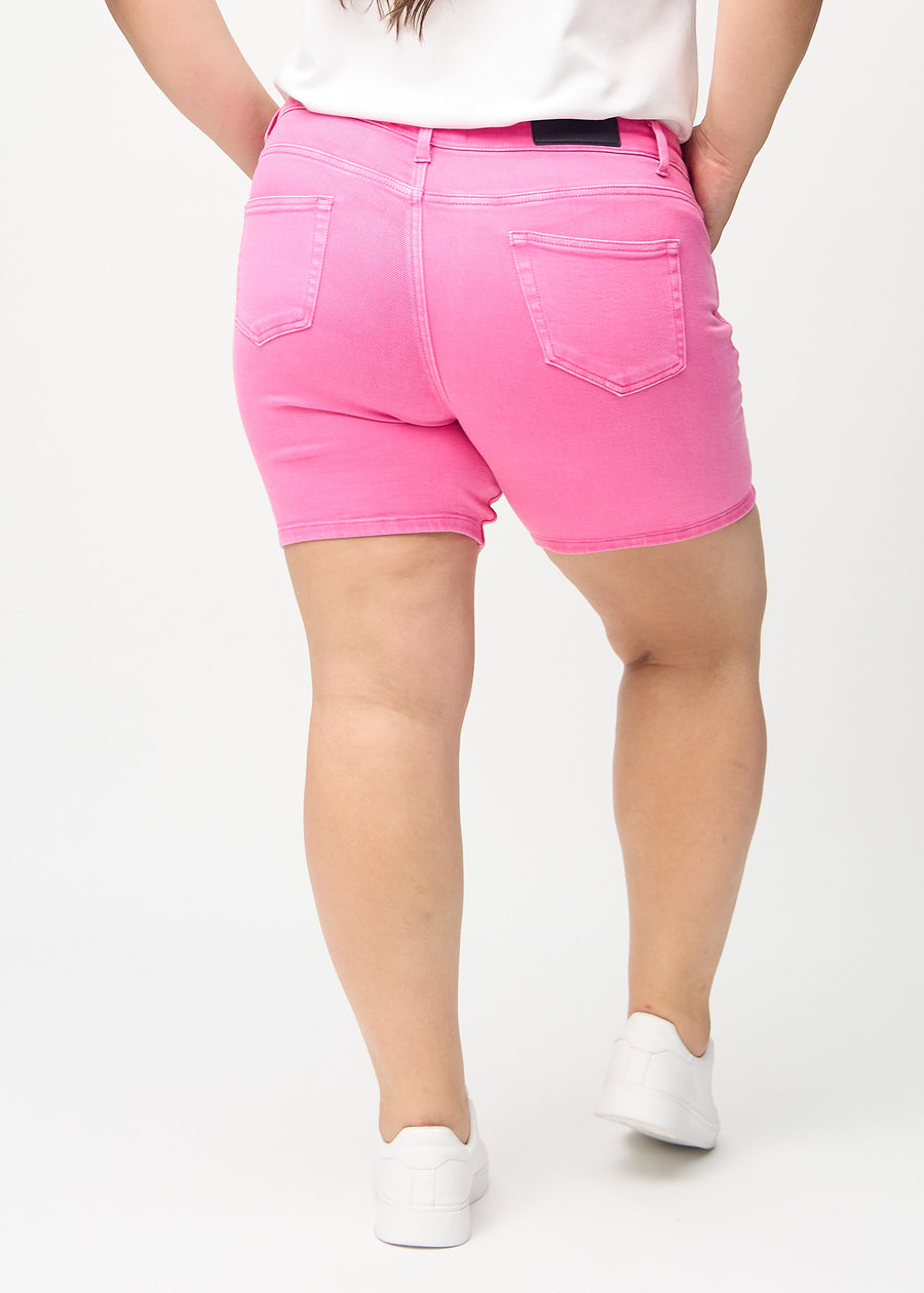 Lyserosa skinny short shorts sett bakfra på en plus-size-modell, så man kan se hele produktet.