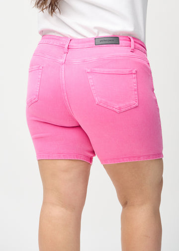 Lyserosa skinny short shorts sett bakfra på nært hold på en plus-size-modell for å vise detaljer.