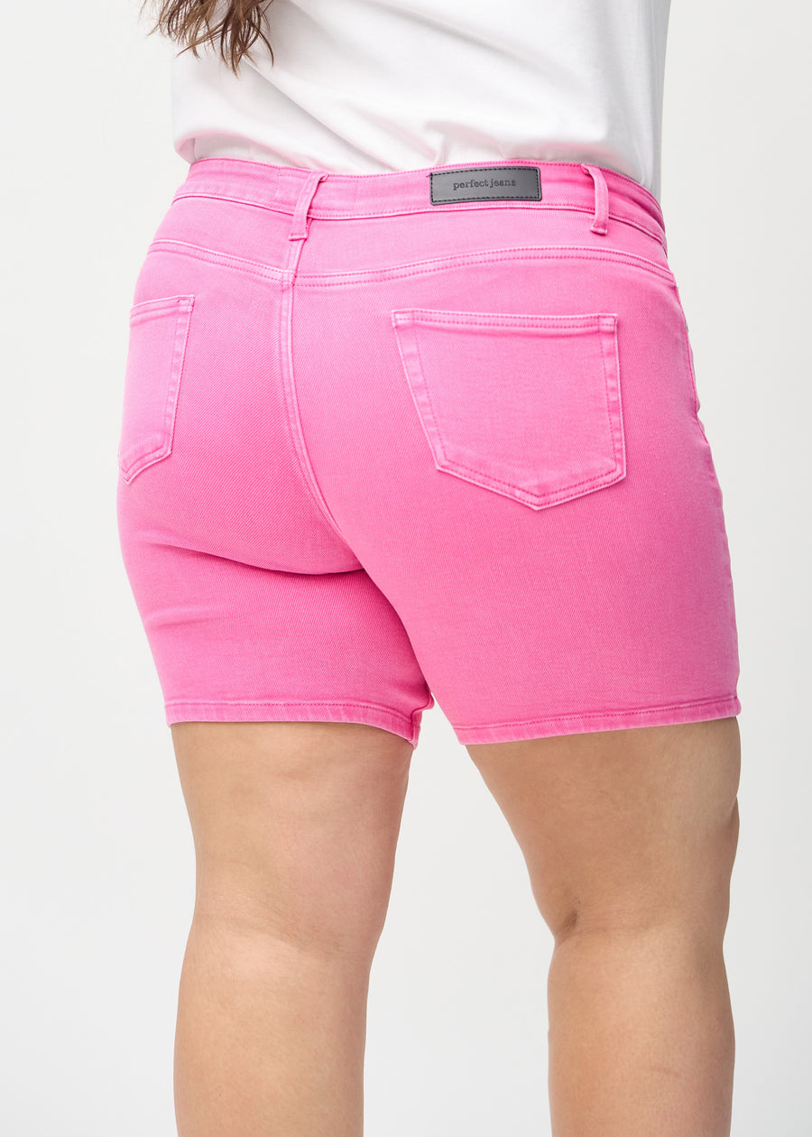 Lyserosa skinny short shorts sett bakfra på nært hold på en plus-size-modell for å vise detaljer.