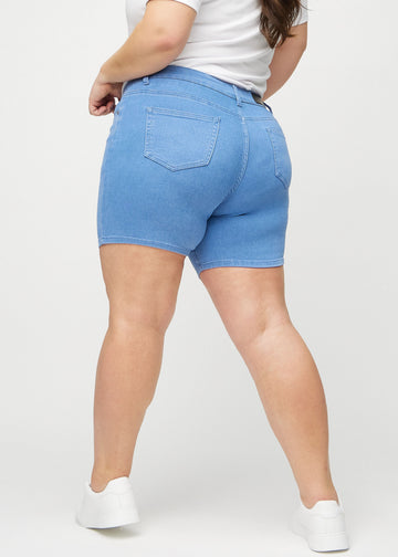 Blå skinny short shorts sett bakfra på en plus-size-modell, så man kan se hele produktet.