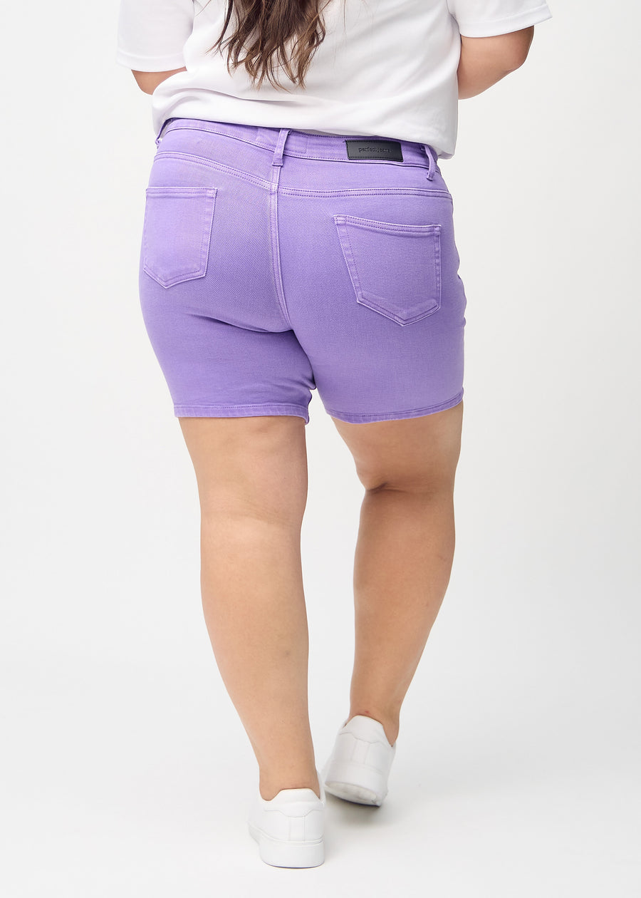 Lilla skinny short shorts sett bakfra på en plus-size modell, så man kan se hele produktet.