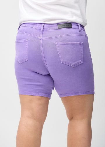 Lilla skinny short shorts sett bakfra på nært hold på en plus-size modell for å vise detaljer.