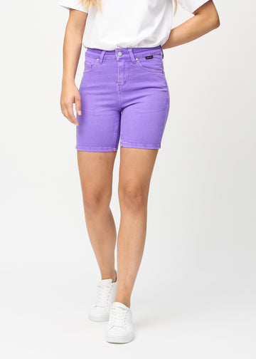 Lilla skinny short shorts, modellnavn Lavenders, som sitter tett inntil og slutter midt på låret, sett forfra.