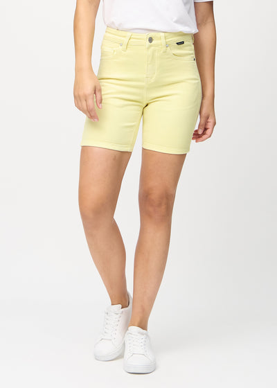 Lysegule skinny short shorts, modellnavn Lemonades, som sitter tett på, og slutter midt på låret, sett forfra.