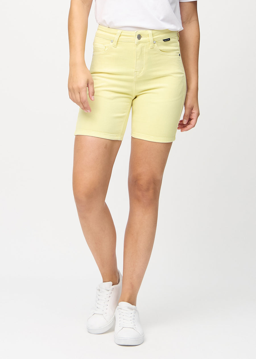 Lysegule skinny short shorts, modellnavn Lemonades, som sitter tett på, og slutter midt på låret, sett forfra.