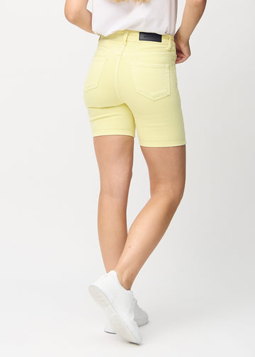 Lysegule skinny short shorts sett bakfra, så man kan se hele produktet.