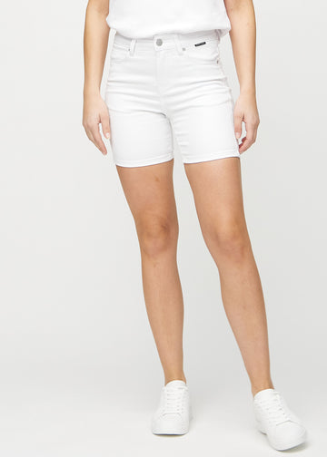 Hvite skinny short shorts, modellnavn Marguerites, som sitter tett, og slutter midt på låret, sett forfra.