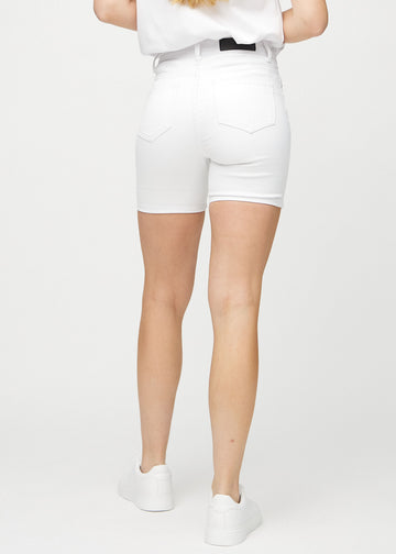 Hvite skinny short shorts sett bakfra, så man kan se hele produktet.
