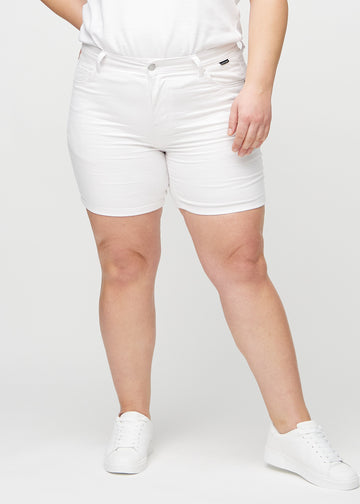 Hvite skinny short shorts, modellnavn Marguerites, som sitter tett, og slutter midt på låret på en plus-size-modell, sett forfra.