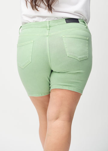 Lysegrønne skinny short shorts sett bakfra på nært hold på en plus-size-modell for å vise detaljer.