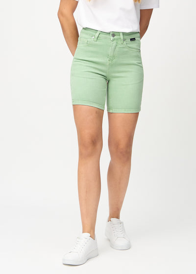 Lysegrønne skinny short shorts, modellnavn Mints, som sitter tett på og slutter midt på låret, sett forfra.