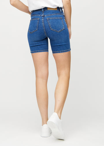 Mørk denim skinny short shorts sett bakfra, slik at man kan se hele produktet.