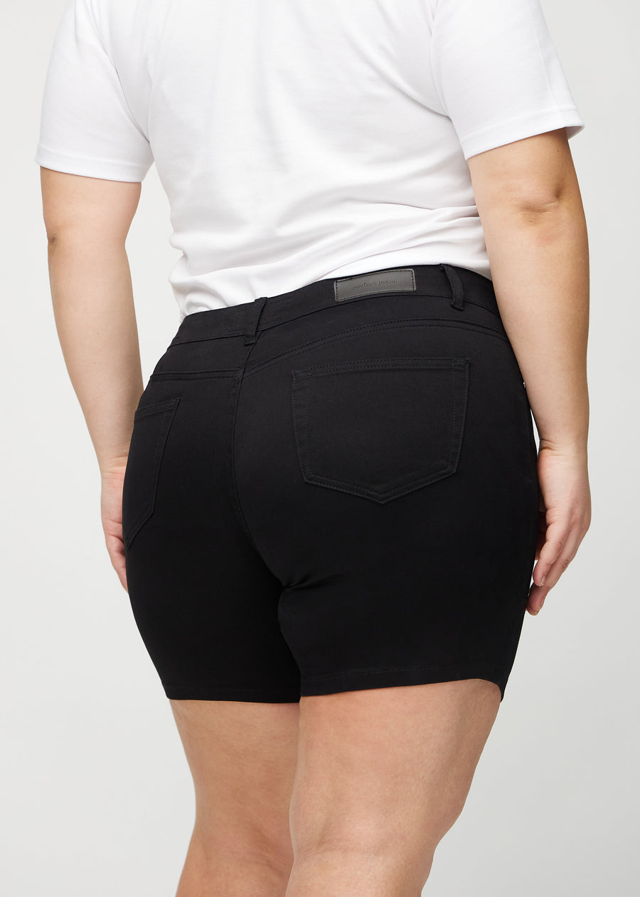 Svarte skinny short shorts sett bakfra på nært hold på en plus-size-modell for å vise detaljer.