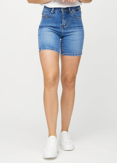 Denim skinny short shorts, modellnavn Rivers, som sitter tett, og slutter midt på låret, sett forfra.