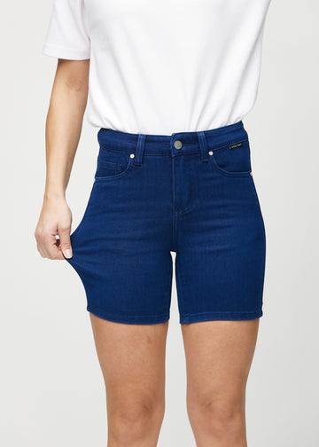 Modellen strekker shortsene ved låret for å vise stretch.